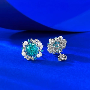 Détail macro de boucles d'oreilles fleur en argent S925 avec pierres Paraiba et perles