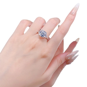 Anello in argento S925 con diamante taglio cushion e pavé di pietre lucide