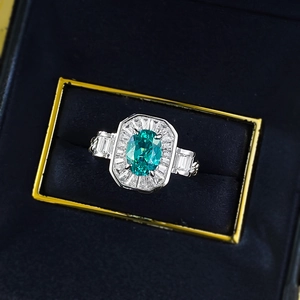 Bague luxueuse en argent 925 avec pierre ovale bleu-vert et halo de diamants baguette