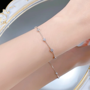 Vue détaillée d'un bracelet en argent S925 avec cinq breloques rondes en zircone