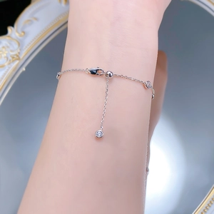 Détail du bracelet bulles en argent S925 avec fermoir mousqueton et chaîne de réglage