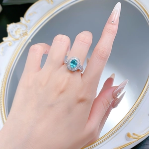 Détail de la bague en pierre bleue Paraiba avec sertissage de diamants baguettes