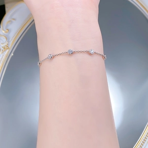 Détails macro d'un bracelet en argent S925 avec cinq zircons étincelants sertis clos