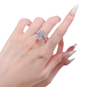 S925 Sterlingsilber Ring mit Radiant-Schliff Eisblumendiamant am Finger