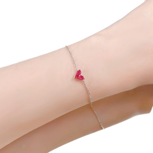 Élégant bracelet en argent S925 avec trois pierres précieuses rouges en forme de cœur