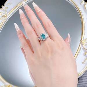 Détail macro d'une bague en argent 925 avec une grande pierre bleue ovale et des diamants