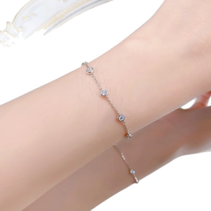 Bracelet bulles minimaliste en argent S925 avec zircons ronds sur poignet de modèle