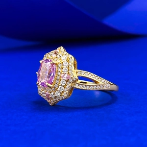 Bague en argent doré raffinée avec pierre rose taille émeraude et double halo