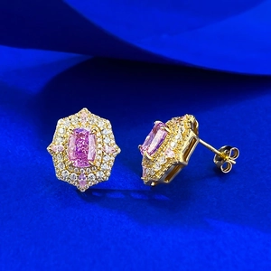 Détail macro d'une boucle d'oreille en argent S925 avec diamant violet et monture dorée