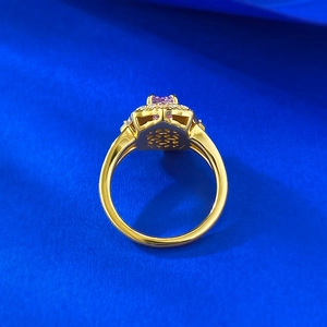 Gros plan détaillé montrant la structure ajourée et la base dorée de la bague améthyste