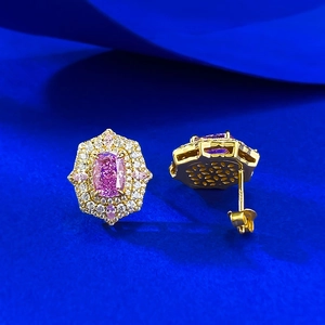 Vue macro de boucles d'oreilles en argent S925 avec pierre rose et détails sertis