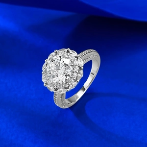 Klassischer Ring aus 925er Sterlingsilber mit 8mm runder Halo-Fassung und vollem Besatz