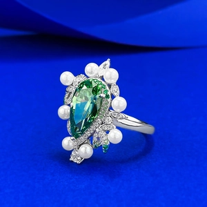 925 silver ring with 7x13mm pear-cut emerald green stone and elegant pearl halo