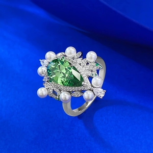 925 silver ring featuring pear-cut emerald green gemstone surrounded by elegant white pearls