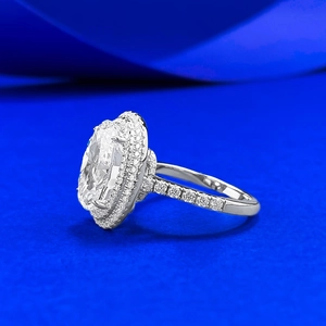 Luxuriöser S925 Silberring mit ovalem Doppel-Halo-Diamanten in einer 45-Grad-Ansicht