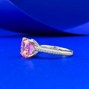 Bague en argent S925 avec diamant carbone rose rectangulaire 9x9mm et halo