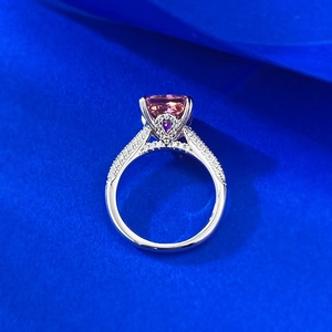 Bague élégante en argent 925 avec saphir rose 9x9mm coupe émeraude sur fond bleu marine