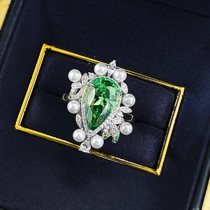 Vintage 925 silver ring with a green pear-cut gemstone surrounded by white pearls