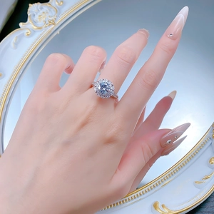Nahaufnahme eines Halo-Rings mit rundem Moissanit und Diamanten auf Silberband