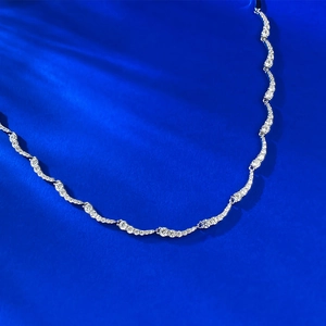 Funkelnde S925 Silber Wellen-Smiley-Halskette mit Zirkonia auf blauem Hintergrund
