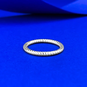 Close-up of 925 silver twisted rope ring showing intricate woven metal texture and design