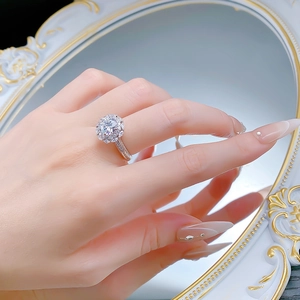 Nahaufnahme eines luxuriösen 8mm runden Diamantrings mit seitlich funkelnden Steinen