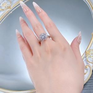 Nahaufnahme eines 925er Silberrings mit großem runden Diamanten am Finger einer Frau