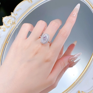S925 Silberring mit ovalem Carbon-Diamant und Halo-Design an einem Model-Finger
