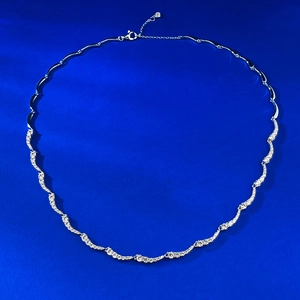 Elegante S925 Sterlingsilber Wellen Lächeln Halskette mit Diamanten auf blauem Hintergrund