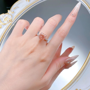 Détail de la bague en saphir rose coupe coussin avec sertissage de diamants pavé