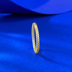 Elegant 925 sterling silver twisted rope ring in gold finish on a blue background