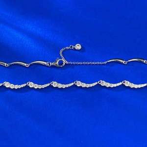 Elegante S925 Silber-Halskette mit Wasserwellen-Lächeln und schimmernden Zirkonia-Steinen