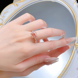 Détail de bague en argent S925 avec pierre rose carrée de 9mm et diamants pavés