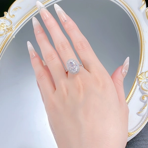Tragebeispiel eines 925 Silber-Halo-Rings mit einem großen ovalen Schmuckstein