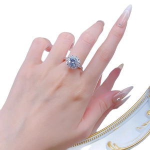 Klassischer S925 Sterling Silber Halo Ring mit 8.0mm Rundstein an einem Model getragen