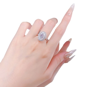 Eleganter S925 Silberring mit oval geschliffenem Halo-Stein und Pavé-Diamantband