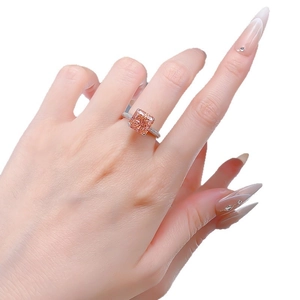 Bague élégante avec pierre champagne 9x9mm et anneau en argent pavé portée sur la main