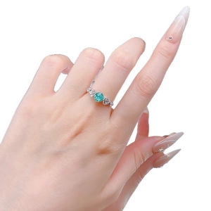 Classic S925 silver ring featuring a 6.0mm round green gemstone and side diamond accents