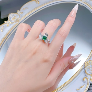 Bague élégante en argent S925 avec émeraude pain de sucre verte et motif floral de pétales