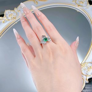 Détail de la bague en argent S925 avec émeraude carrée et pétales de diamants