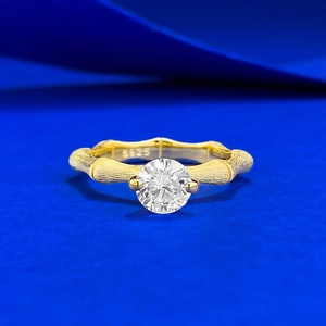 S925 Silberring mit 6mm Runddiamant und Bambus-Textur in goldener Ausführung