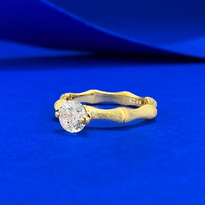 S925 Silberring im Bambus-Design mit 6mm Runddiamant auf blauem Hintergrund