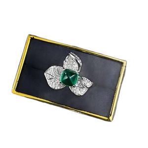 Bague fleur en argent S925 avec pierre verte 6x6mm et pétales sertis de cristaux