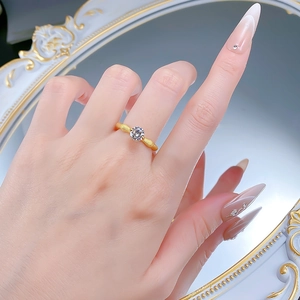 S925 Silberring mit 6mm Runddiamant und Bambustextur am Finger eines Models