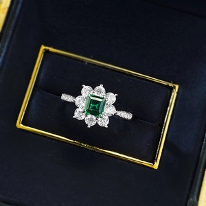 Classic S925 silver flower ring with emerald green stone and sparkling halo diamonds