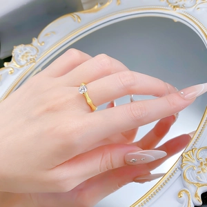 Nahaufnahme des gebürsteten S925 Silberrings im Bambus-Stil mit rundem Zirkonia