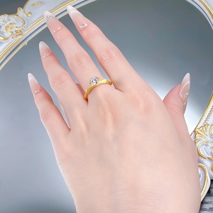 Detail eines vergoldeten 925er Silberrings mit Bambustextur und 6mm Moissanit-Stein