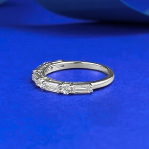 Bague géométrique en argent S925 avec zircons cubiques ronds et baguettes alternés