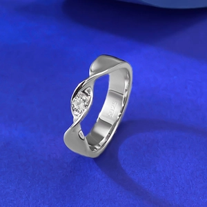 Polished S925 sterling silver twisted solitaire ring with sparkling round moissanite