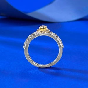 Vue détaillée de la bague en argent S925 avec pierre jaune et pavé de diamants